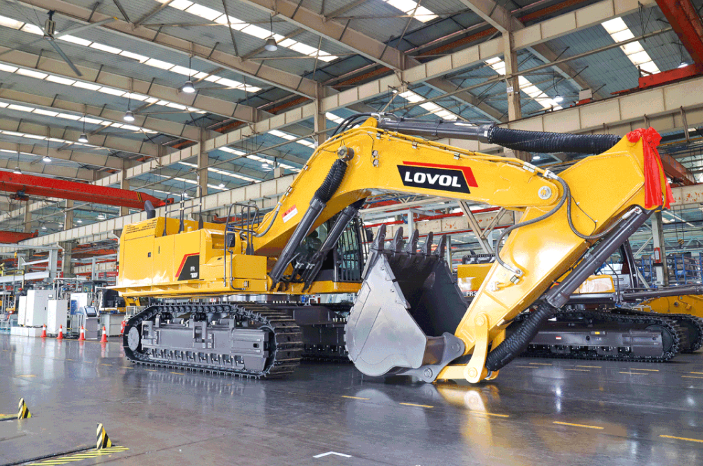 Handing over 70-ton LOVOL excavator equipped with Weichai Hydraulic ...